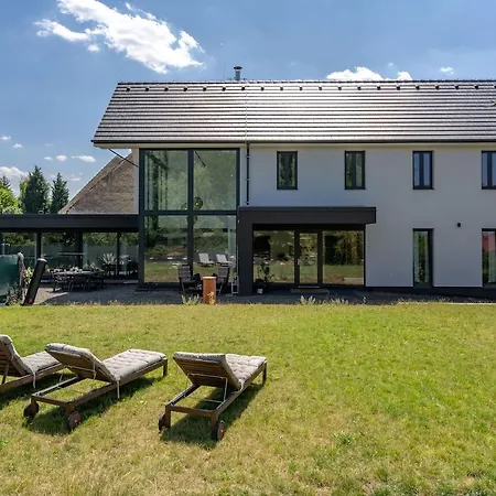Glass House فيلة
