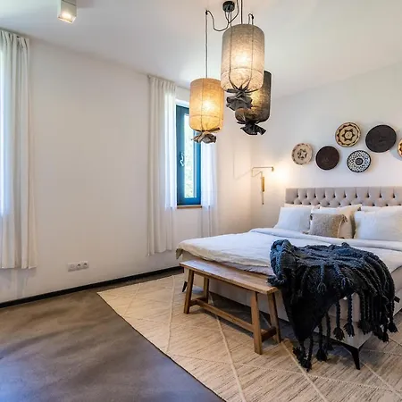 فيلة Glass House رودنيتسي ناد لابيم